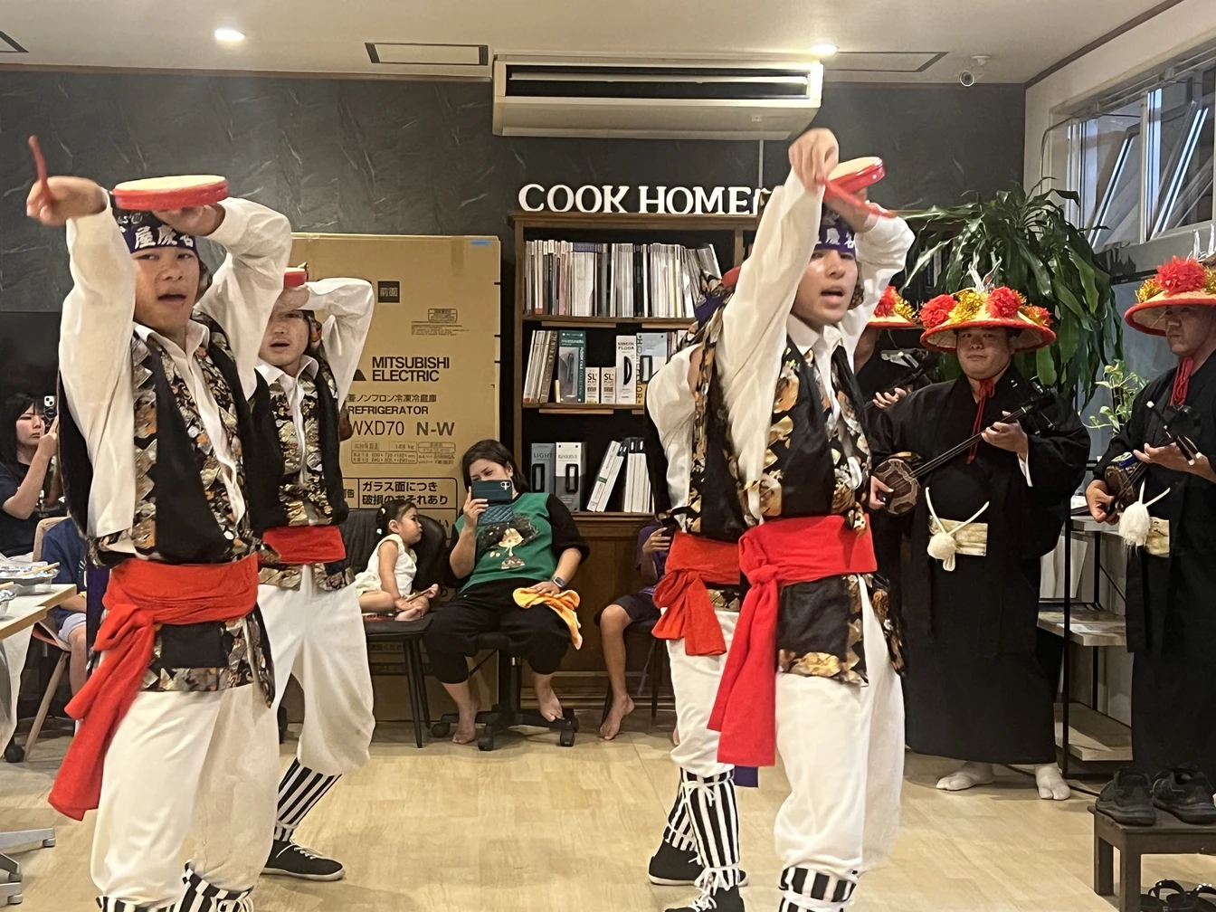 クックホーム創業10周年祭で、店内でエイサーを披露する屋慶名青年会の皆さま