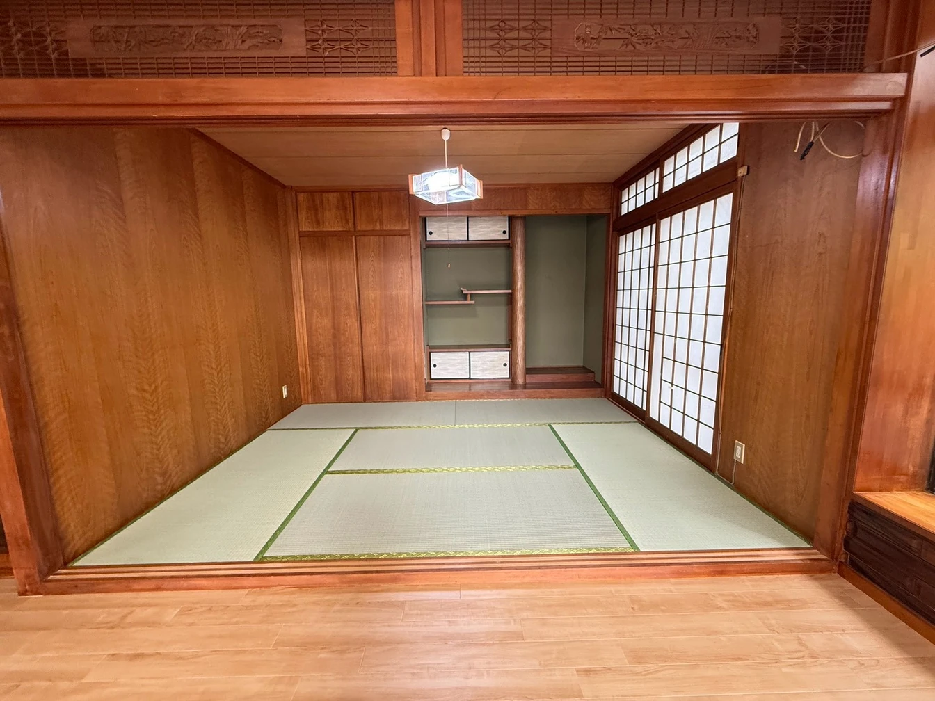 施工後の和室。きれいに整えた緑色の畳と、既存の木の壁や欄間