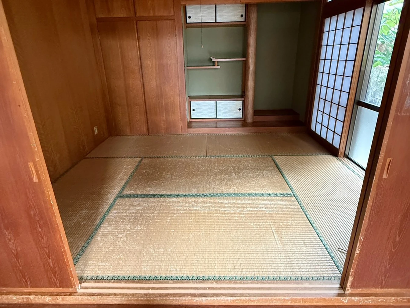 施工前の和室。茶色く色が変わった畳と木の壁、奥の床の間